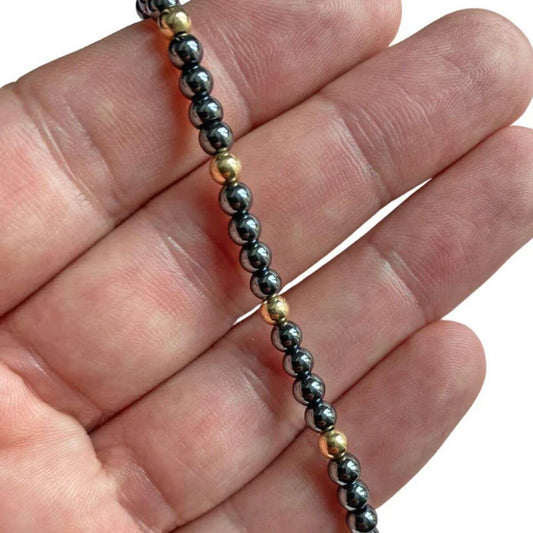 hematiet herenarmband in 14 karaat goud 4mm van Blessh