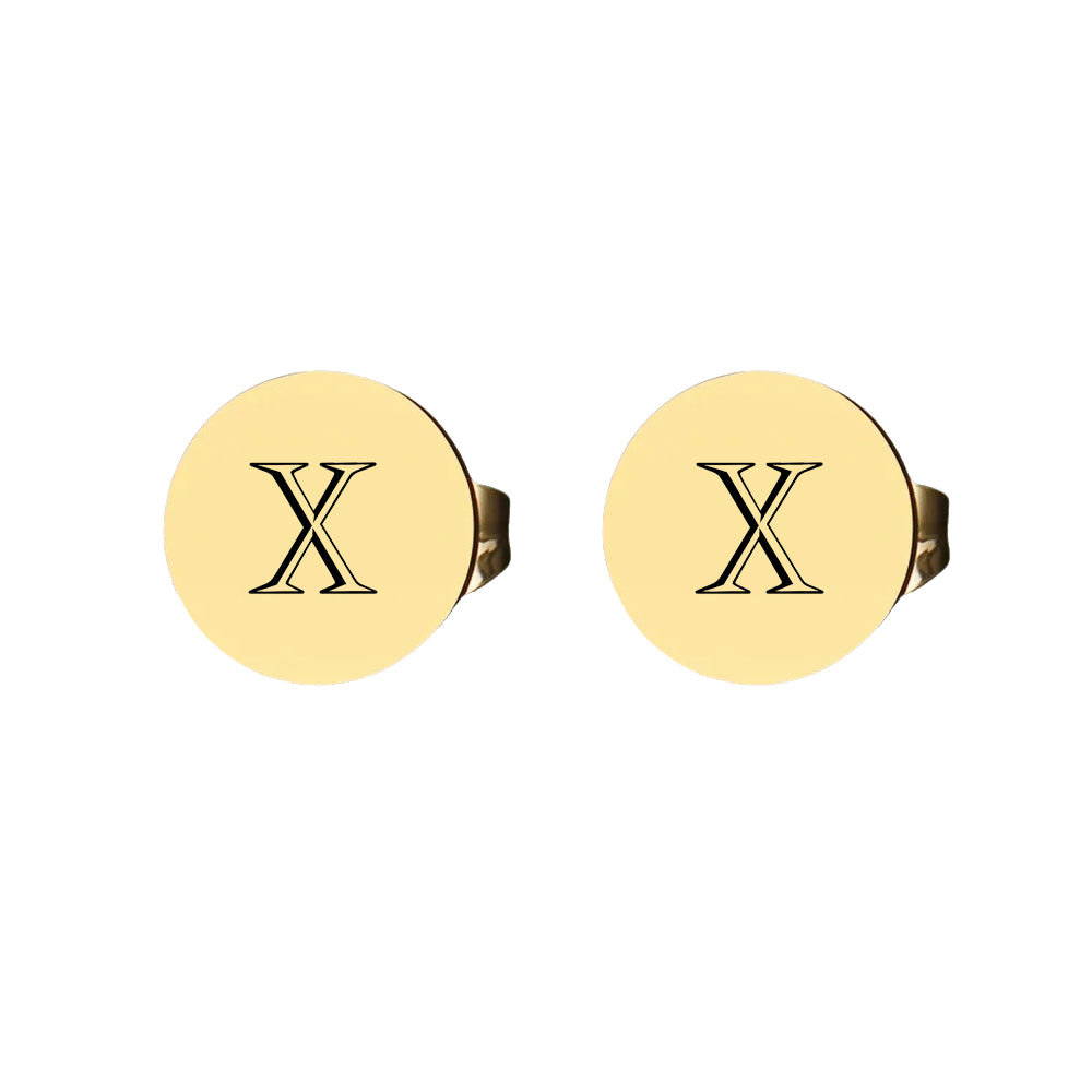 goudkleurige Initial Stud Oorbellen van BLESSH – 4 mm minimalistisch en te personaliseren met initiaal of symbool
