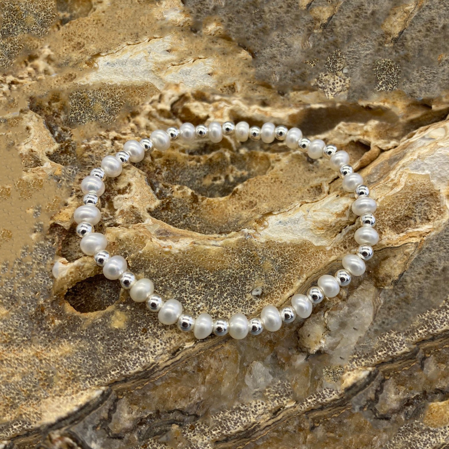 Parel Armband Nicky van BLESSH – handgemaakt met echte zoetwaterparels en 925 Sterling Zilver.